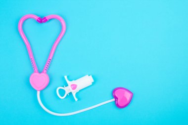 Çocuk tıbbi aletleri. Çocuk doktoru konsepti. Pediyatri. Mavi arka planda oyuncak tıbbi cihazlar. Meslek seçimi. Aşı ol.