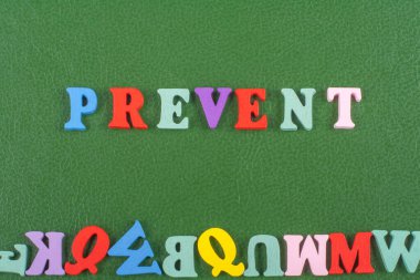 Renkli alfabe bloğu tahta harflerden oluşan yeşil arkaplan kelimesi reklam metinleri için kopyalama alanı. İngilizce öğrenme kavramı