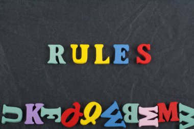 Kara tahta arkaplanındaki kelime renkli alfabe bloklu tahta harflerden oluşmuş, reklam metinleri için kopyalama alanı. İngilizce öğrenme kavramı