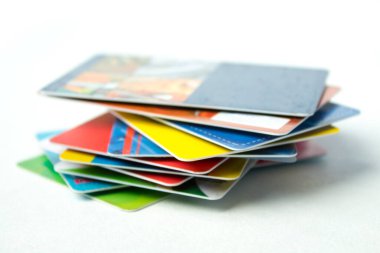 Beyaz arka plan üzerinde banka kartı yığını