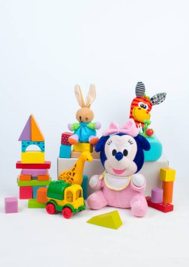 Beyaz arkaplanda renkli oyuncaklar koleksiyonu