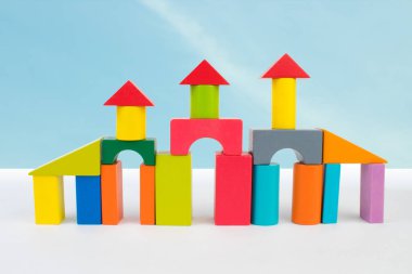 Mavi gökyüzüne karşı çocuk inşaatçılarının bloklarından saray