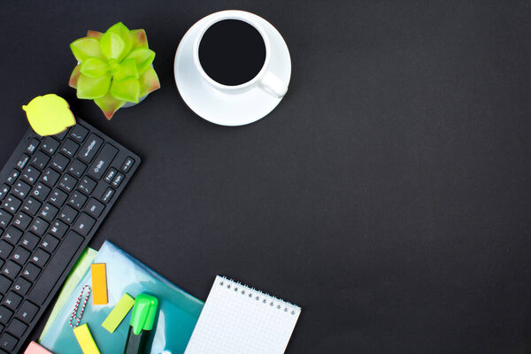 Mesa Oficina Negro Con Computadora Bolígrafo Una Taza Café Muchas — Foto de Stock