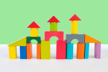 Yeşil arka plandaki çocuk inşaatçılarının sarayından.