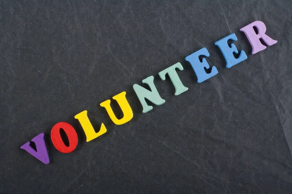 Kara tahta arkaplanındaki kelime renkli alfabe bloklu tahta harflerden oluşmuş, reklam metinleri için kopyalama alanı. İngilizce öğrenme kavramı