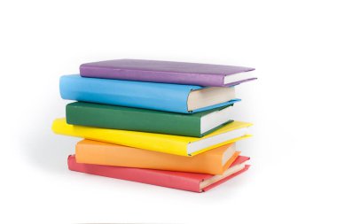 İstifleme. Açık bir kitap, beyaz arka plan üzerine ciltli kitaplar. Okula dönelim. Metin için alanı kopyala