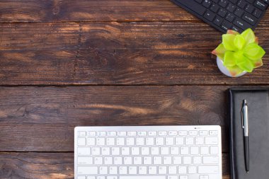 Bilgisayarlı ahşap ofis masası, kalem ve bir fincan kahve, bir sürü şey. Kopyalama alanı olan üst görünüm