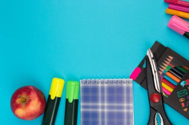 Okula dönelim. Kırtasiye malzemesi mavi bir masada. Fotokopi alanı olan ofis masası. Düz yatıyordu