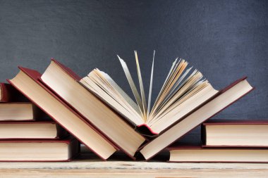 Açık bir kitap, okul yönetim kurulundaki kitaplar. Okula dönelim. Eğitim. Metin için alanı kopyala