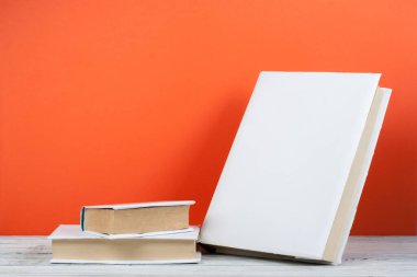 Açık kitap, ahşap masa üzerinde renkli ciltli kitap. Okula dönüş. Metin için yer kopyalayın. Eğitim iş kavramı