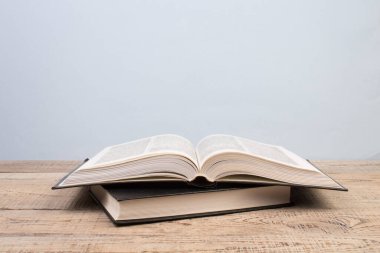 Açık kitap. Kapaklı kitap kompozisyonu, sayfaları yelpaze, beyaz arka planda izole. Okula dönelim. Uzayı kopyala Eğitim geçmişi.