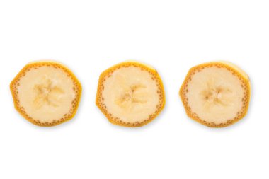 Uçan muz dilimleri, beyaz arka planda izole edilmiş.