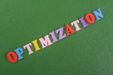 Renkli alfabe bloğu tahta harflerden oluşan yeşil arkaplan kelimesi reklam metinleri için kopyalama alanı. İngilizce öğrenme kavramı