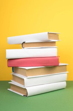 Kitap istifleme. Ahşap masa ve yeşil arka plan açık ciltli kitap. Okula dönüş. Kopya alanı reklam metni için