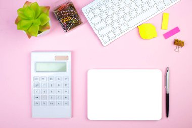 Bilgisayarlı pembe ofis masası, kalem ve bir fincan kahve, bir sürü şey. Kopyalama alanı olan üst görünüm