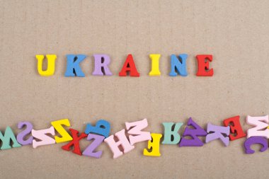 Kağıt arkaplan üzerine UKRAINIAN kelime renkli abc alfabe blok tahta harfler, reklam metni için kopyalama alanı. İngilizce öğrenme kavramı