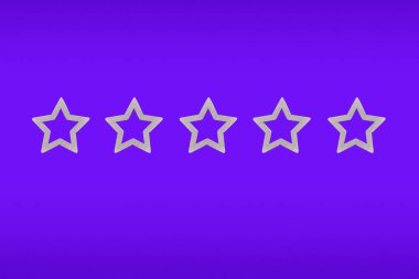 Gri, mor arkaplanda gümüş renkli beş yıldızlı bir şekil. En iyi iş hizmetleri derecelendirme müşteri deneyimi konsepti.