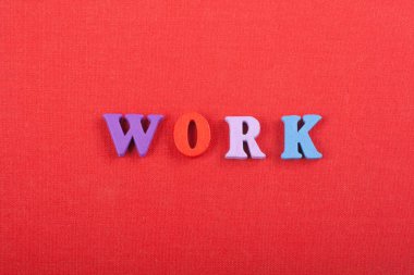 Kırmızı arkaplan üzerine çalışma kelimesi renkli alfabe bloğu tahta harflerinden oluşmuş, reklam metinleri için kopyalama alanı. İngilizce öğrenme kavramı