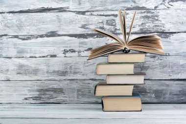 Renkli kitap yığını. Eğitim arka plan. Okula dönüş. Kitap, ahşap masa üzerinde renkli ciltli kitap. Eğitim iş kavramı. Metin için yer kopyalayın