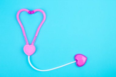 Çocuk tıbbi aletleri. Çocuk doktoru konsepti. Pediyatri. Mavi arka planda oyuncak tıbbi cihazlar. Meslek seçimi. Aşı ol. Stetoskop