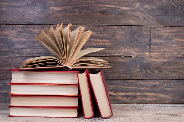 Kapaklı kitaplarla kompozisyon, ahşap masa ve arka planda sayfalarca yelpaze. Kitaplar istifleniyor. Okula dönelim. Uzayı kopyala Eğitim geçmişi