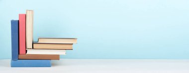 Açık kitap, ahşap masa üzerinde renkli ciltli kitap. Okula dönüş. Metin için yer kopyalayın. Eğitim iş kavramı