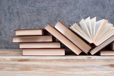 Açık kitap, gri beton arka plan kitapları. Okula dönelim. Eğitim. Metin için alanı kopyala