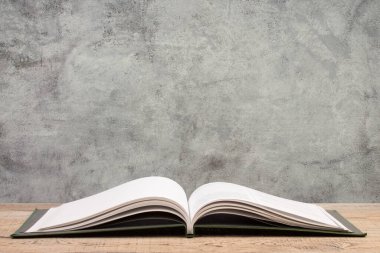 Açık kitap, gri beton arka plan kitapları. Okula dönelim. Eğitim. Metin için alanı kopyala