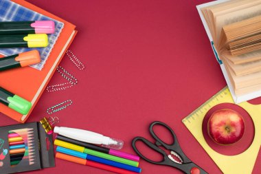 Okula dönelim. Burgundy masasında kırtasiye malzemesi. Fotokopi alanı olan ofis masası. Düz yatıyordu