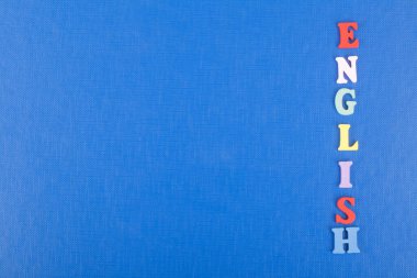 İngilizce sözcük mavi arka plan üzerinde renkli abc alfabe blok ahşap harfler, reklam metni için kopya alanı üzerinden oluşur. Öğrenme İngilizce kavramı