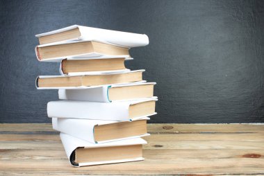 Açık bir kitap, okul yönetim kurulundaki kitaplar. Okula dönelim. Eğitim. Metin için alanı kopyala