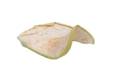 Beyaz arka planda izole edilmiş dilimlenmiş, kurutulmuş elmalar.