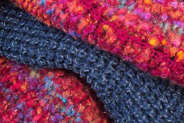 Yünlü yün kazaklar. Bir demet örülmüş kış, sonbahar giysileri, kazaklar, örgü giysileri, metin için yer.