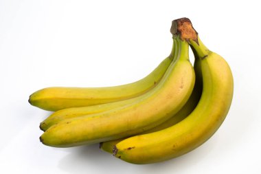 Beyaz arka planda bir avuç olgunlaşmamış, yeşil muz.