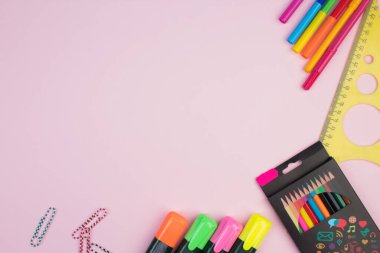 Okula dönelim. Pembe masadaki kırtasiye malzemesi. Fotokopi alanı olan ofis masası. Düz yatıyordu