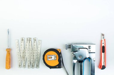 matkap, bıçak, tornavida İnşaat zımba beyaz zemin üzerine macun. Aracı. Üstten görünüm