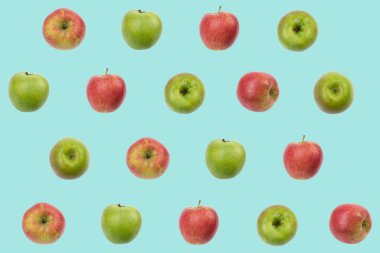 Taze kırmızı renkli meyve deseni, mavi arka planda yeşil elma. Tekstil, duvar kağıdı ve kumaş için doku tasarımı. Yukarıdan bakıldığında