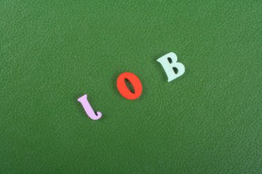 Renkli alfabe bloğu tahta harflerden oluşan yeşil arkaplan kelimesi reklam metinleri için kopyalama alanı. İngilizce öğrenme kavramı