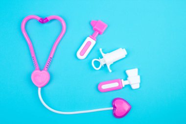 Çocuk tıbbi aletleri. Çocuk doktoru konsepti. Pediyatri. Mavi arka planda oyuncak tıbbi cihazlar. Meslek seçimi. Aşı ol.