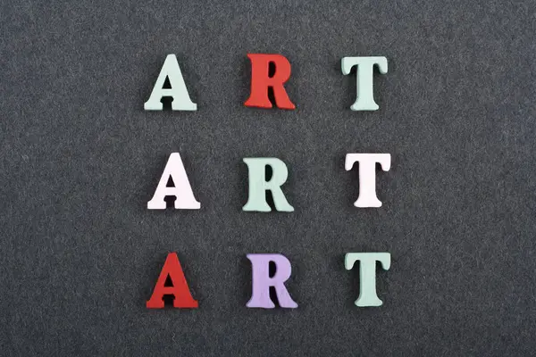 Kara tahta arkaplanındaki kelime renkli alfabe bloklu tahta harflerden oluşmuş, reklam metinleri için kopyalama alanı. İngilizce öğrenme kavramı