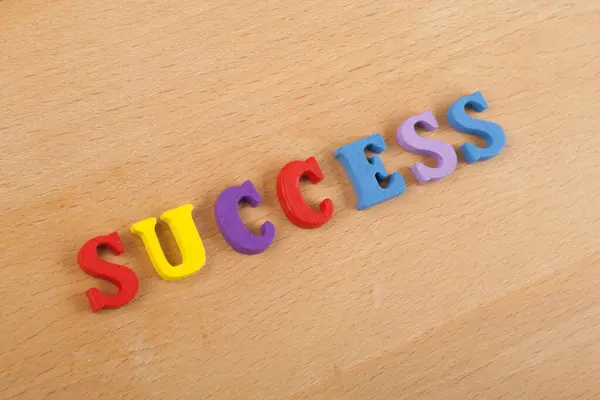 Ahşap arkaplan ile ilgili kelime renkli alfabe bloğu tahta harflerden oluşmuş, reklam metinleri için kopyalama alanı. İngilizce öğrenme kavramı