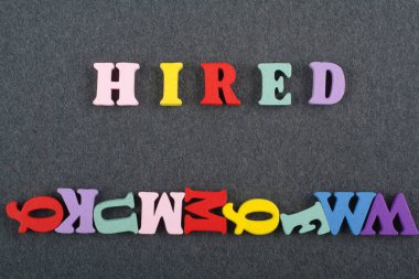 Kara tahta arkaplanındaki kelime renkli alfabe bloklu tahta harflerden oluşmuş, reklam metinleri için kopyalama alanı. İngilizce öğrenme kavramı