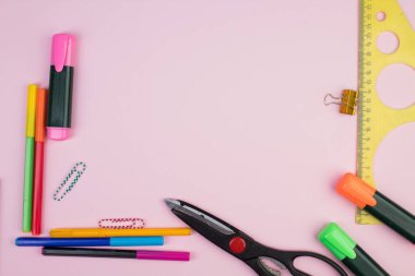 Okula dönelim. Pembe masadaki kırtasiye malzemesi. Fotokopi alanı olan ofis masası. Düz yatıyordu