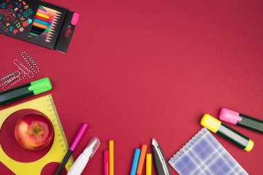 Okula dönelim. Burgundy masasında kırtasiye malzemesi. Fotokopi alanı olan ofis masası. Düz yatıyordu