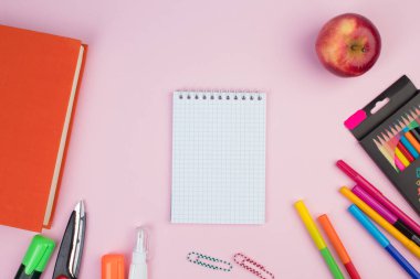 Okula dönelim. Pembe masadaki kırtasiye malzemesi. Fotokopi alanı olan ofis masası. Düz yatıyordu