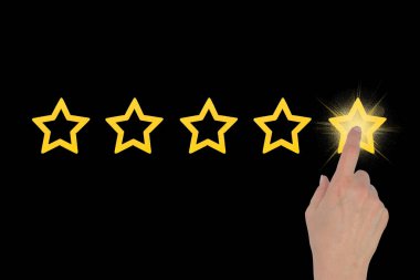 Kadın eli, tahtadaki beş yıldızdan beşini mümkün kılıyor. Değerlendirme kavramı. En yüksek reyting. Beşinci bir yıldız al.