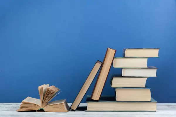 Aufgeschlagenes Buch Gebundene Bunte Bücher Auf Holztisch Zurück Zur Schule lizenzfreie Stockbilder