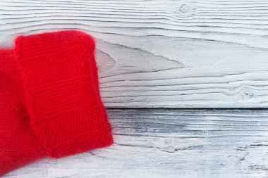 Süveter ya da atkı kumaş dokusu büyük örgü. Örülmüş forma ve kabartma desenli. Yün el yapımı makine, el yapımı.