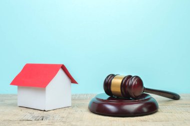 Hukuk kavramı - mavi zemin üzerine mahkeme veya Hukuk İcra ofiste tabloda bir ahşap hakimler tokmak ile açık kanun kitabı. Metin için yer kopyalayın