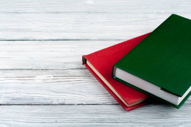 Beyaz ahşap bir masada çok renkli kitaplar.